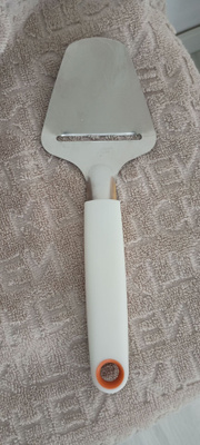 Fiskars juustohöylä (lähes uusi)