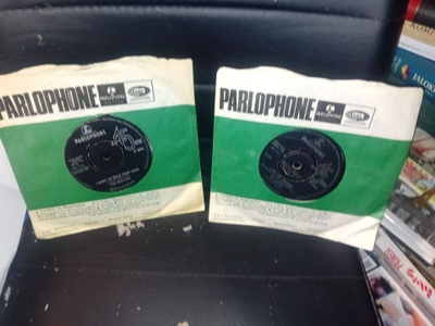 2 kpl The Beatles 7"single ( SIS POSTIKULU )