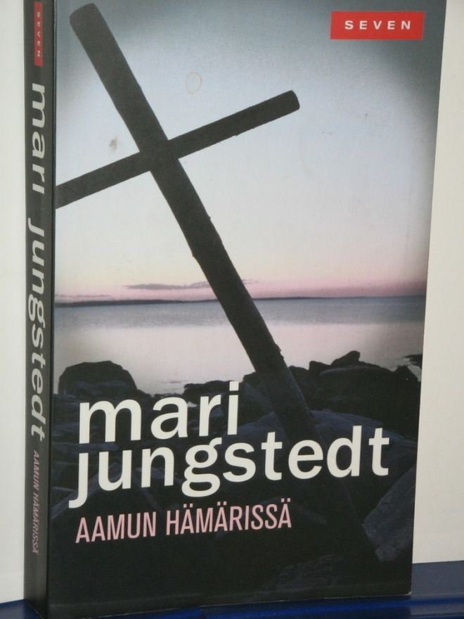 Mari Jungstedt : AAMUN HÄMÄRISSÄ