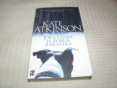 Kate Atkinson Joka lapsia ja koiria rakastaa -pok