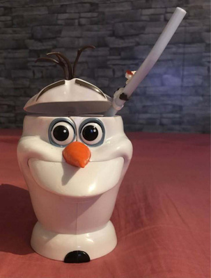 Disneyn Olaf juomamuki lusikalla