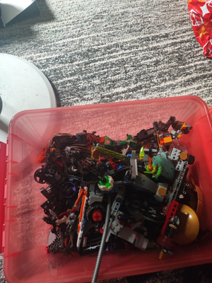 Laatikollinen sattumanvaraista LEGO-paloja