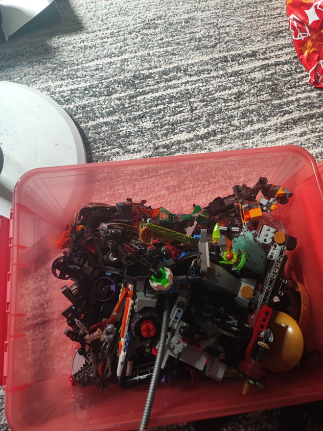 Laatikollinen sattumanvaraista LEGO-paloja