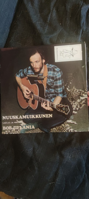 Nuuskamuikkunen laulaa ja soittaa Bob Dylania