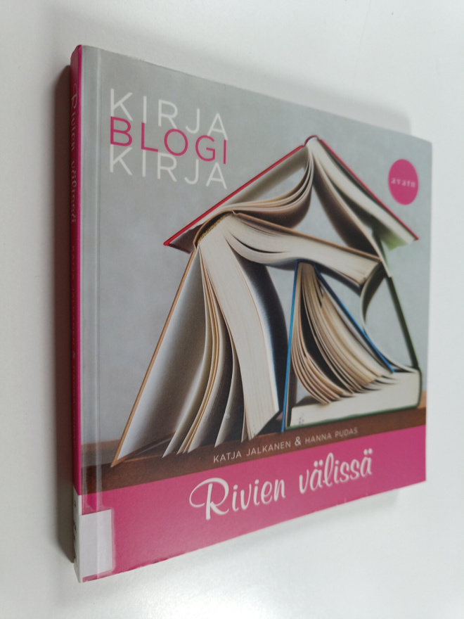 Katja Jalkanen : Rivien välissä : kirjablogikirja