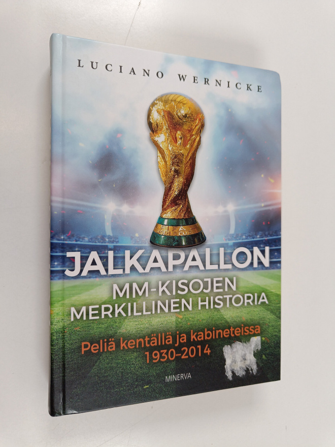Jalkapallon MM-kisojen merkillinen historia : peliä kentä...