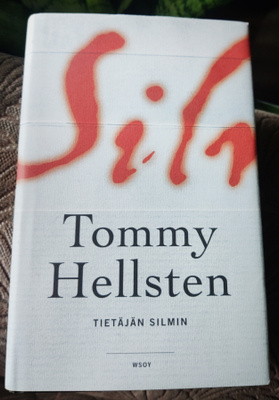 Tommy Hellsten : TIETÄJÄN SILMIN sid. kansipaperit 1. painos