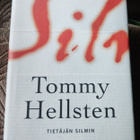 Tommy Hellsten : TIETÄJÄN SILMIN sid. kansipaperit 1. painos - pikkukuva 1
