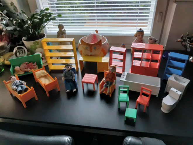 Ikea Nukkekodin asukkaita ja kalusteita