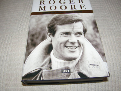 Roger Moore Nimeni on Moore, Roger Moore  -sid