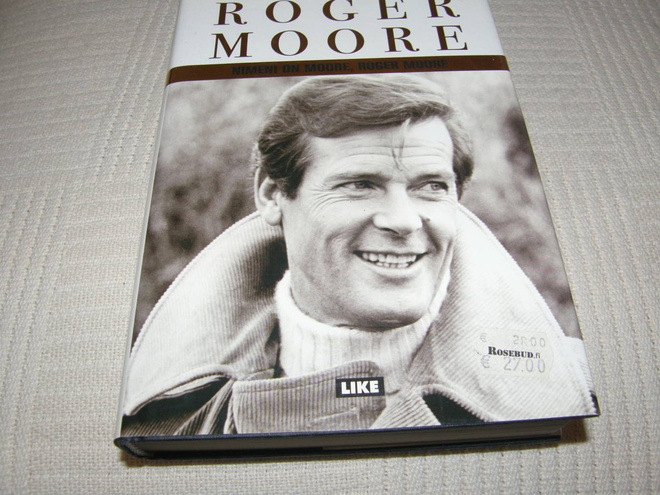Roger Moore Nimeni on Moore, Roger Moore  -sid