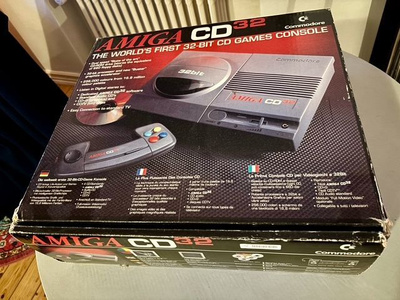 Amiga CD32 -konsoli + pack-in pelit yms. (CIB)