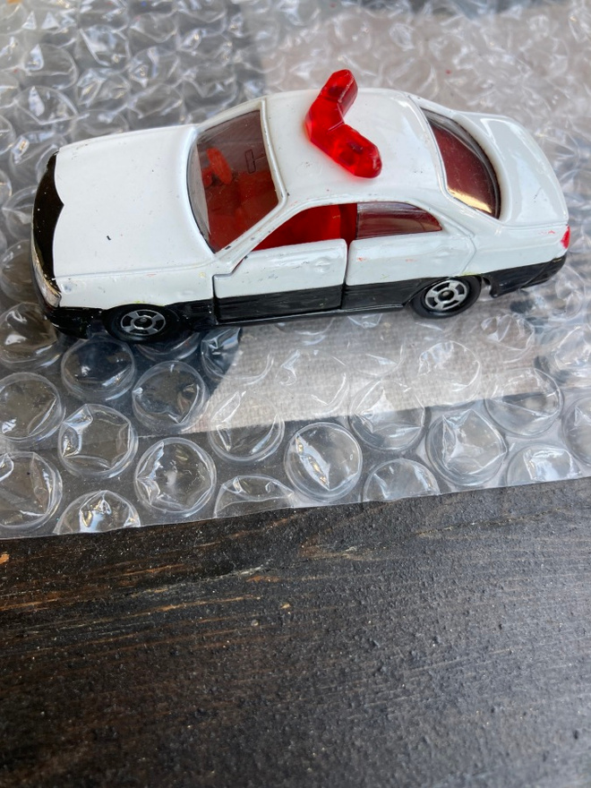 Nissan Cedric Poliisiauto Tomica n 1/64 pikkuauto.