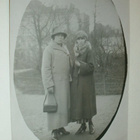 Helsinki, Kaisaniemi, ystävättäret valokuvassa (1930-luku?) - pikkukuva 1