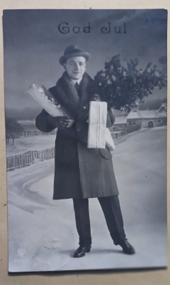 Herrahenkilö tuo lahjoja ja kuusenhavuja, p. 1920