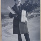 Herrahenkilö tuo lahjoja ja kuusenhavuja, p. 1920 - pikkukuva 1