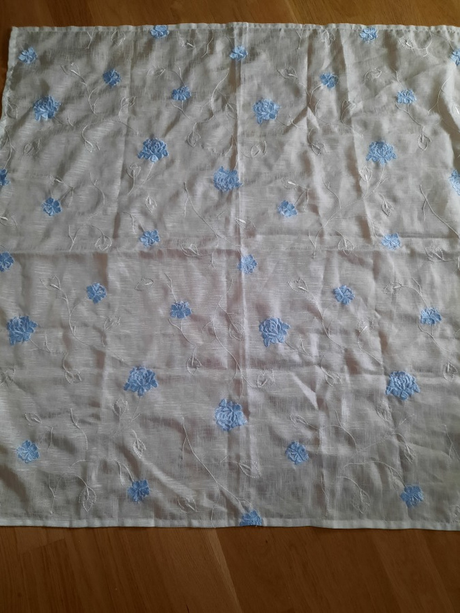 Sinivalkoinen pöytäliina 85x85cm