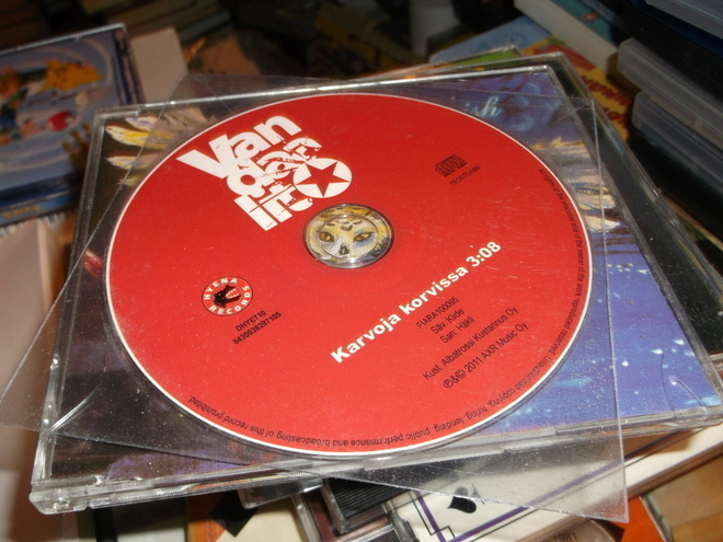 CDS  VANDAALIT : Karvoja korvissa ( 2011 ) SIS POSTIKULU