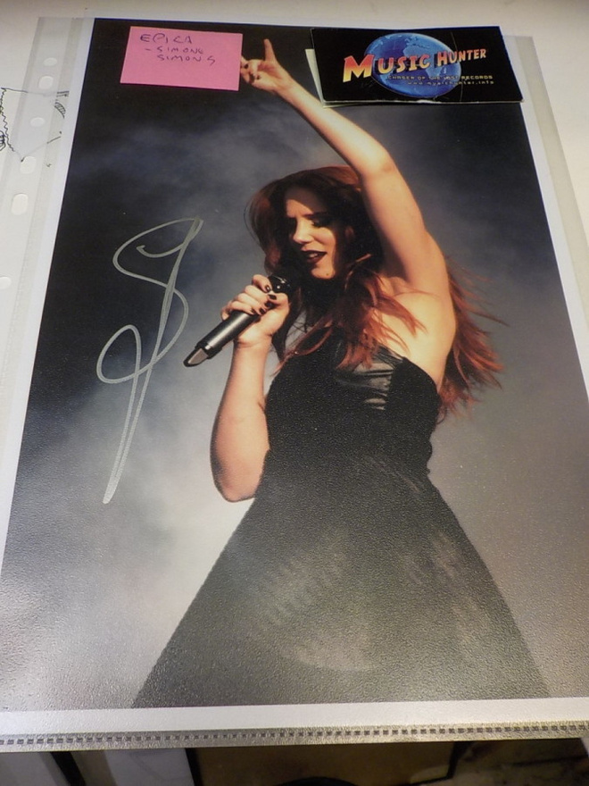 EPICA SIMONE SIMONS VÄRIKUVA NIMIKIJOITUKSELLA
