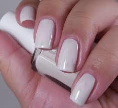 Essie kynsilakka Tuck it in my tux