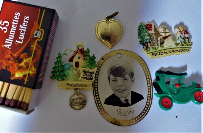 Matkamuisto rihkamaa 1950-1960 vuosilta