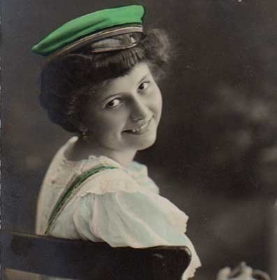 NAINEN / Opiskelijaelämää - tyttö ja vihreä lakki. 1900-l.