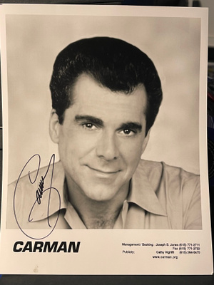 Carman nimikirjoitus promokuvassa
