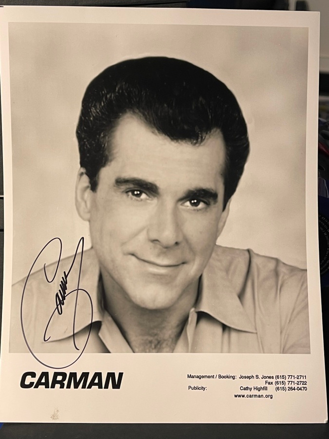 Carman nimikirjoitus promokuvassa