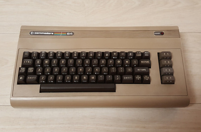 Commodore 64 -kotitietokone (varaosiksi, ehjä SID-piiri)