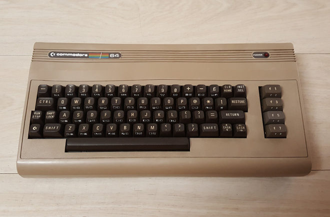 Commodore 64 -kotitietokone (varaosiksi, ehjä SID-piiri)
