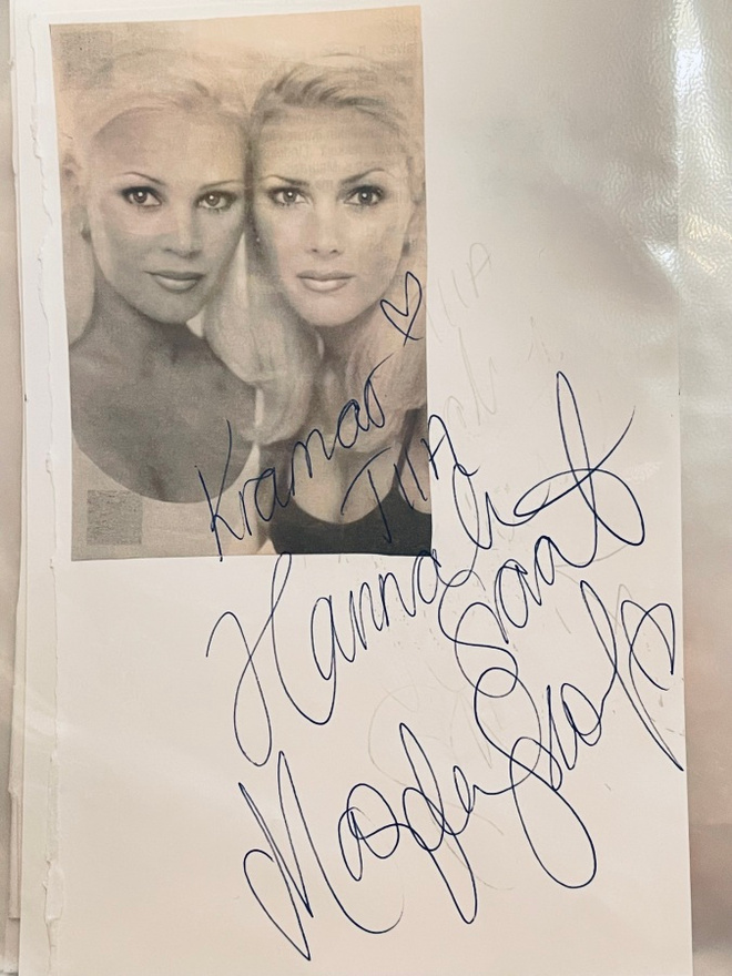 Graaf Sisters nimikirjoitukset paperilla