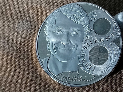 Hopeavärinen Juhlakolikko Teemu Selänne Nimmarilla