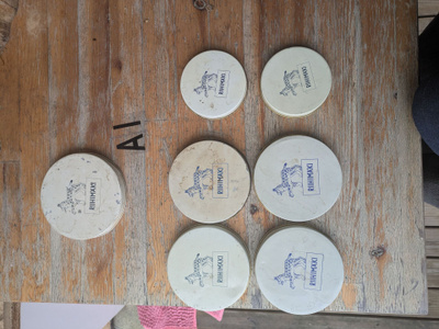 Riihimäen Ilves-peltikansi – noin 128 mm, kulunut