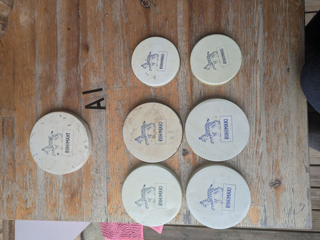 Riihimäen Ilves-peltikansi – noin 128 mm, kulunut