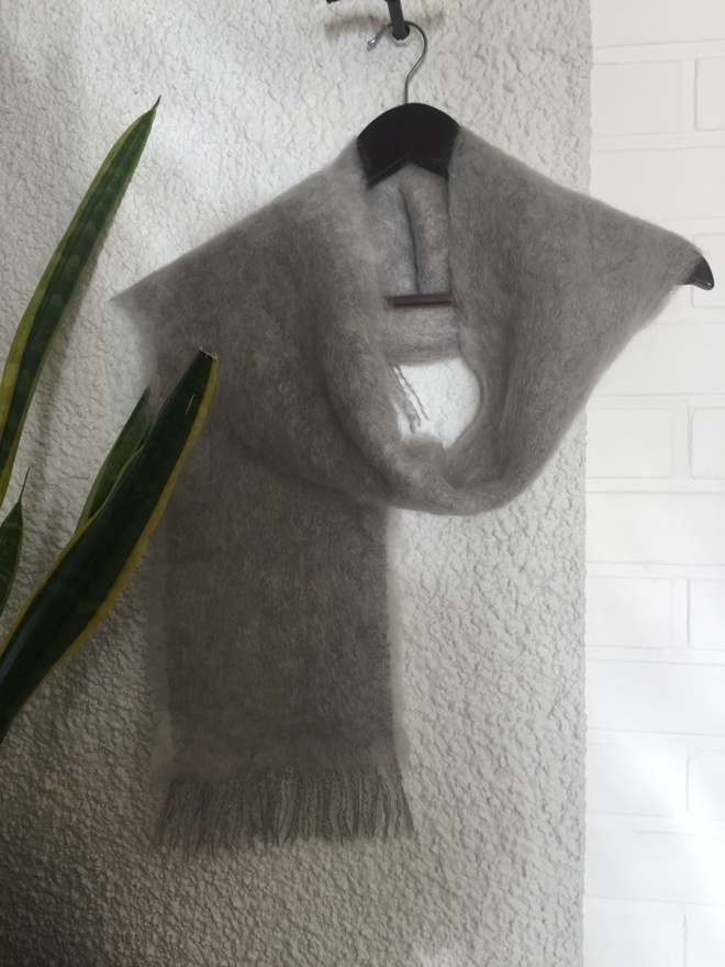 Studio Jaffe in Finland vaaleanharmaa mohair kaulahuivi