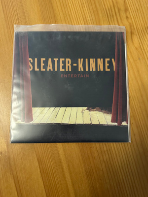 Sleater/ Kinney entertain 7”