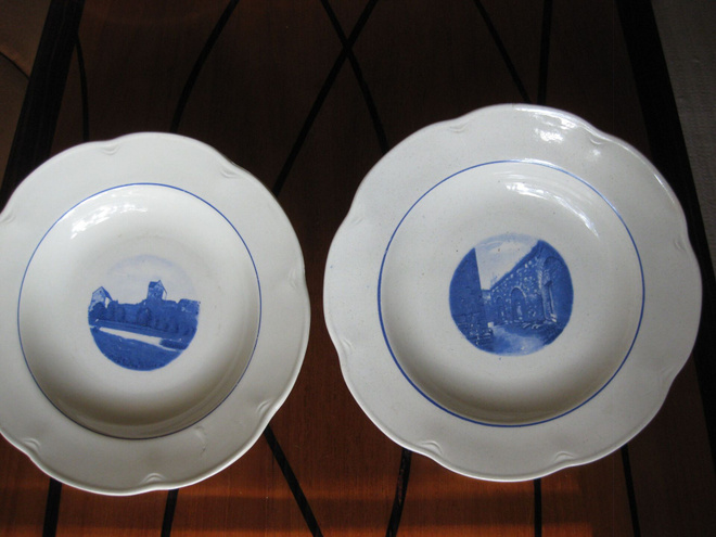 Kaksi tosi vanhaa lautasta Arabia