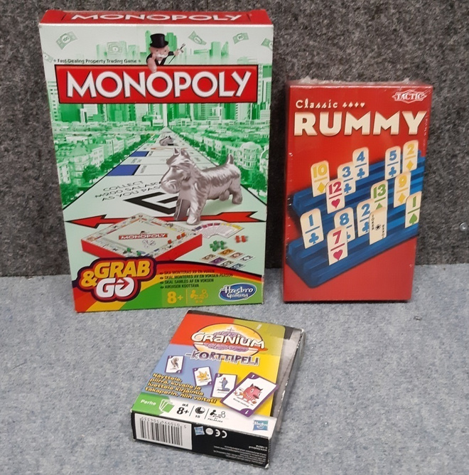 Monopoly matkaversio ja kaksi muuta peliä.