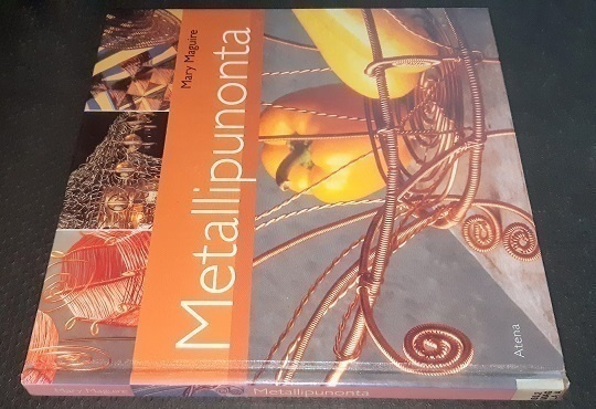 Mary Maguire : Metallipunonta
