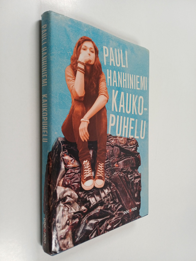 Pauli Hanhiniemi : Kaukopuhelu : romaani