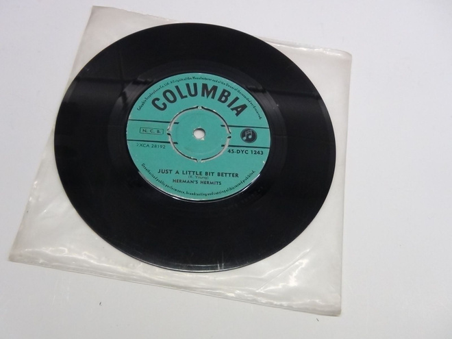 HERMAN´S HERMITS 7´JUST A LITTLE BIT BETTER, TAKE LOVE GIVE