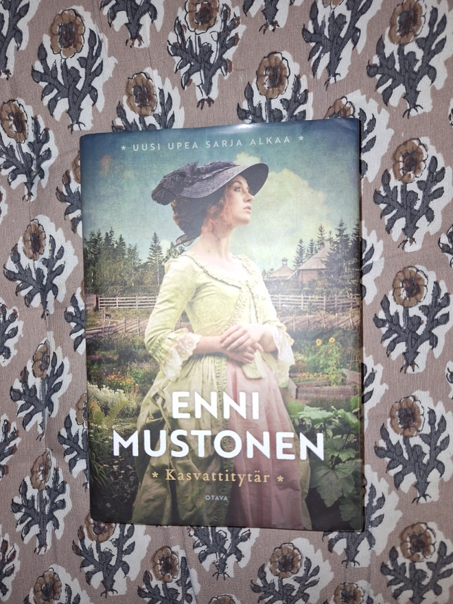 Enni Mustonen : Kasvattitytär 1p
