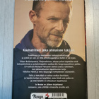 Jo Nesbø; Pimeyden talo - pikkukuva 2