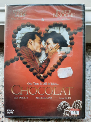 Pieni Suklaapuoti (Juliette Binoche, Johnny Depp)