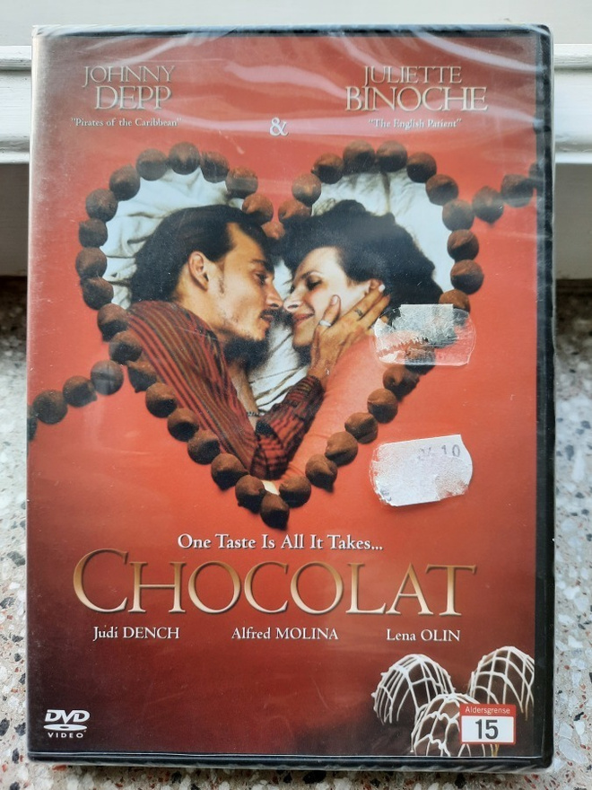 Pieni Suklaapuoti (Juliette Binoche, Johnny Depp)