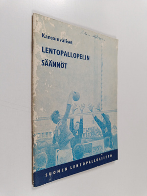 Kansainvälisen lentopallopelin säännöt selityksin täytettynä