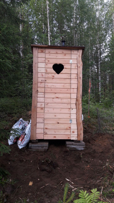 Ulkovessa huussi käymälä