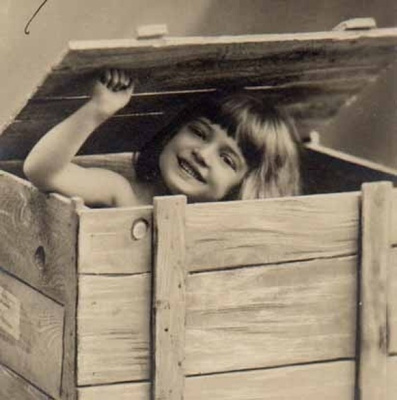 LAPSI / Puulaatikosta kurkistava iloinen lapsi. 1900-l.