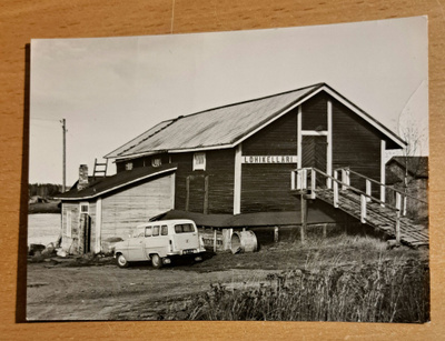 Lohikellari Iissä Iijoen rannalla, kuvattu 1960-luvulla