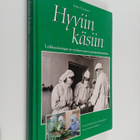 Jarkko S. Tuusvuori : Hyviin käsiin : leikkaushoitajan ti... - pikkukuva 1